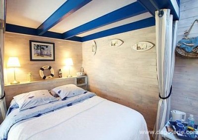 La chambre avec grand lit